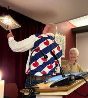 Foarsitter Wytze Heida yn in blouse mei de Friese flagge